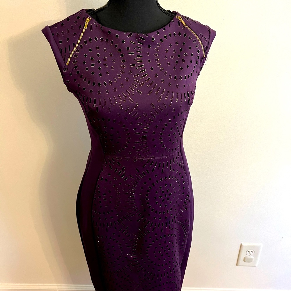 Perfect holiday dress! Add some gold shoes and ready to party